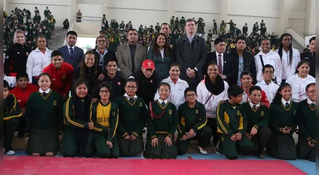 Deportistas Top Perú se dieron baño de popularidad en Villa María del Triunfo
