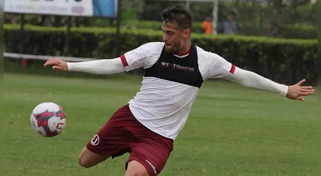 Germán Denis, durante un entrenamiento de Universitario.