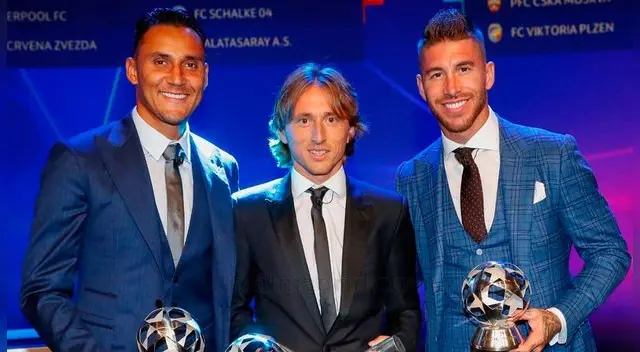 Sergio Ramos besó a Luka Modric tras ser premiado como el mejor jugador del año por la UEFA Sergio Ramos besó a Luka Modric tras ser premiado como el mejor jugador del año por la UEFA