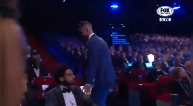 La reacción de Mohamed Salah cuando Sergio Ramos le tocó el hombro en la ceremonia de la Champions League La reacción de Mohamed Salah cuando Sergio Ramos le tocó el hombro en la ceremonia de la Champions League