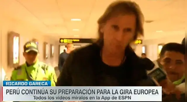 Ricardo Gareca, durante su trayecto a tomar su vuelo en el Aeropuerto Internacional Jorge Chávez. Ricardo Gareca, durante su trayecto a tomar su vuelo en el Aeropuerto Internacional Jorge Chávez.