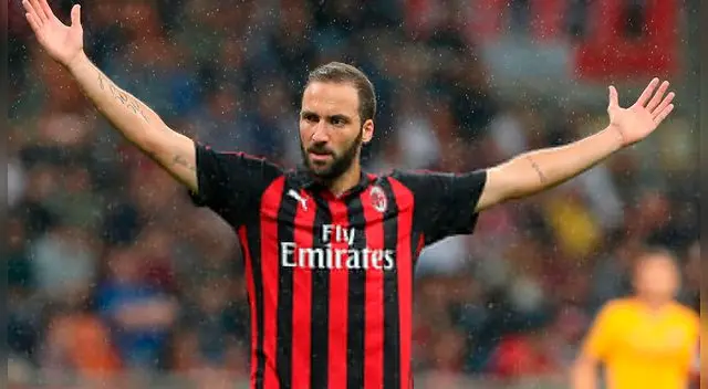 Gonzalo Higuaín festejaba su primer gol con el AC Milan, pero fue anulado por el VAR en la Serie A