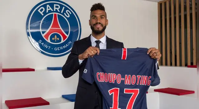 Choupo-Moting posa con la camiseta del PSG. Choupo-Moting posa con la camiseta del PSG.