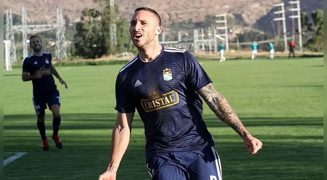 Emanuel Herrera celebra un gol suyo con Sporting Cristal a Ayacucho FC.