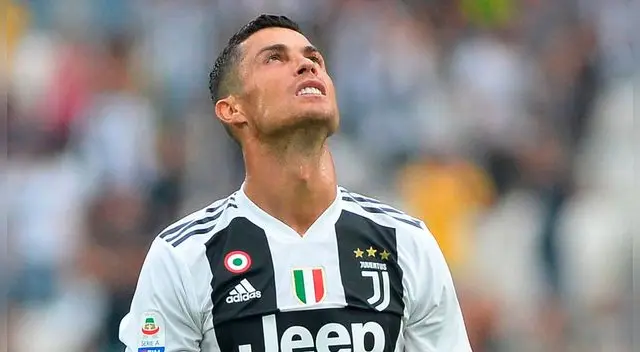 Cristiano Ronaldo sufre irrepentino incidente con hincha en el aeropuerto