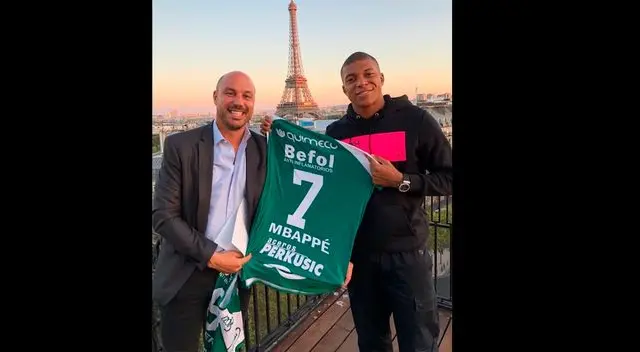 Kylian Mbappé y Luis Ferrer posan con la camiseta de Sarmiento en París.
