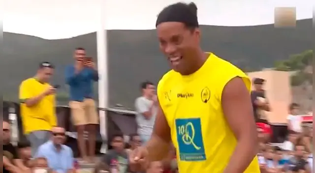 Ronaldinho exhibió su 'magia' en el futvoley en Barcelona