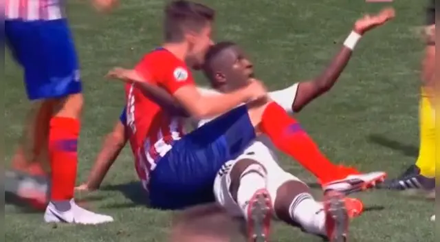 Vinicius recibió tremenda mordida en la cabeza en partido de Real Madrid Castilla  [VIDEO]