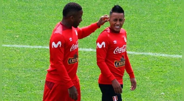 Jefferson Farfán y Christian Cueva durante una práctica de la Selección Peruana. Jefferson Farfán y Christian Cueva durante una práctica de la Selección Peruana.