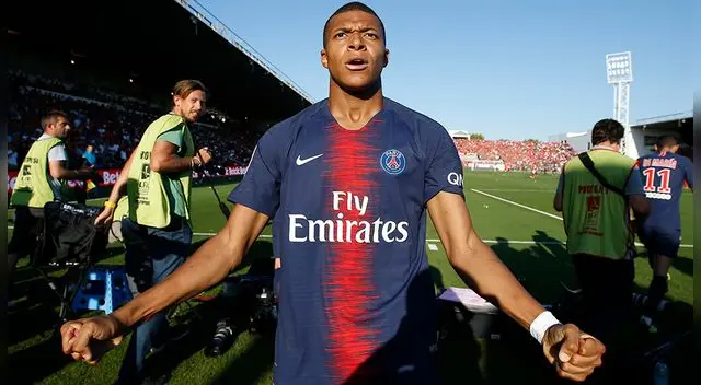 Kylian Mbappé celebra su gol con el PSG al Nimes.