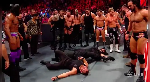 En WWE RAW WWE RAW: The Shield fue atacado brutalmente por toda la división roja.