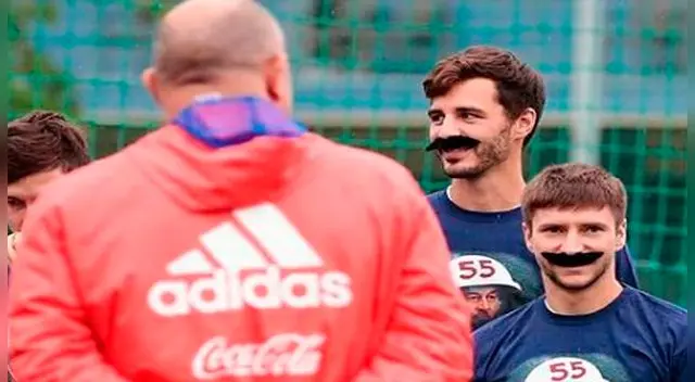 Selección de Rusia: plantel se pone bigotes y camiseta de astronautas como homenaje a DT, Stanislav Cherchésov.