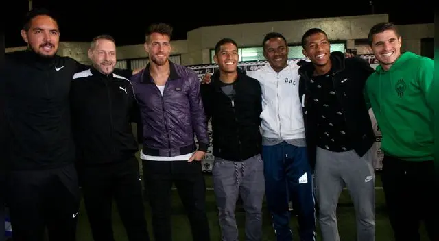 Los jugadores de Universitario en la inauguración de la academia de Raúl Fernández. Los jugadores de Universitario en la inauguración de la academia de Raúl Fernández.
