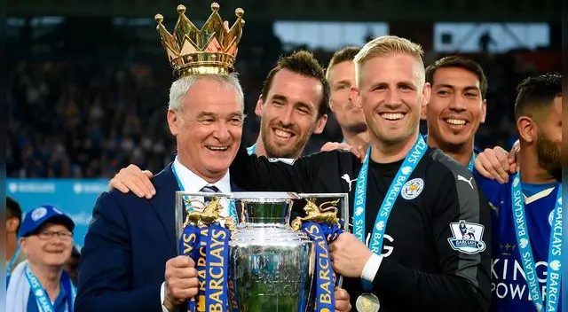 Claudio Ranieri celebra el título de la Premier League con los jugadores del Leicester City.