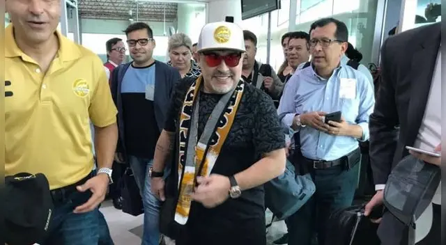 Diego Armando Maradona protagoniza incidente con hincha en su llegada a México [VIDEO]