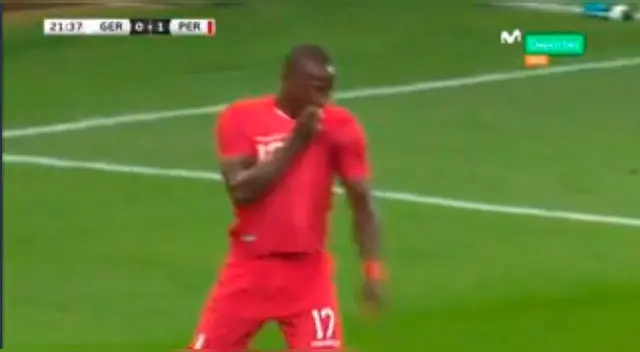 A los 21', Luis Advíncula sorprendió con un potente disparo en el Perú vs Alemania. A los 21', Luis Advíncula sorprendió con un potente disparo en el Perú vs Alemania.
