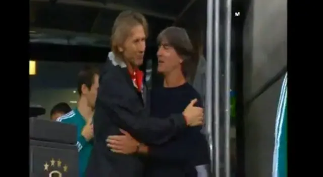 Ricardo Gareca y Joachim Low se abrazaron en Perú vs Alemania: mira el fraternal abrazo en amistoso