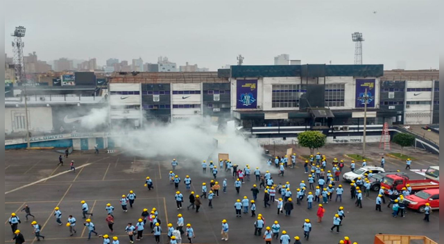 Alianza Lima: el ingreso de la barra blanquiazul para ahuyentar a evangélicos │ VIDEO Alianza Lima: el ingreso de la barra blanquiazul para ahuyentar a evangélicos │ VIDEO