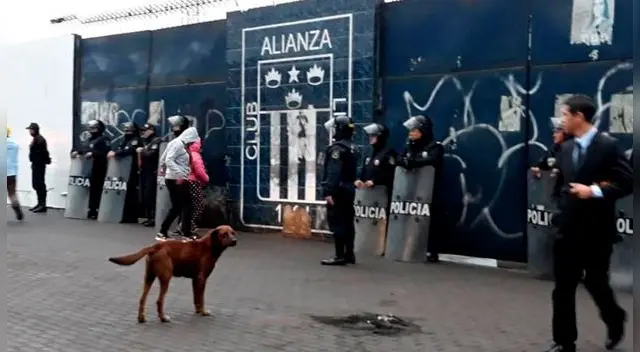 La Policía recuperó la posesión de la explanada tras la batalla campal entre supuestos barristas de Alianza Lima y miembros de la Iglesia el Aposento Alto. 