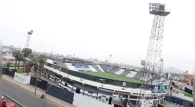 Alianza Lima: Vecinos vigilan el último escudo blanquiazul para que no sea borrado de Matute Alianza Lima: Vecinos vigilan el último escudo blanquiazul para que no sea borrado de Matute