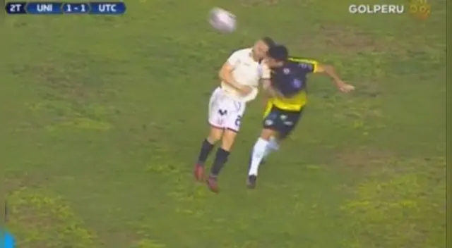 En el Universitario vs UTC, Lavandeira y Minaya chocaron sus cabezas y quedaron tendidos en el campo del Monumental.
