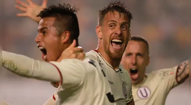 Anthony Osorio y Germán Denis celebran el gol triunfal de Universitario ante UTC.