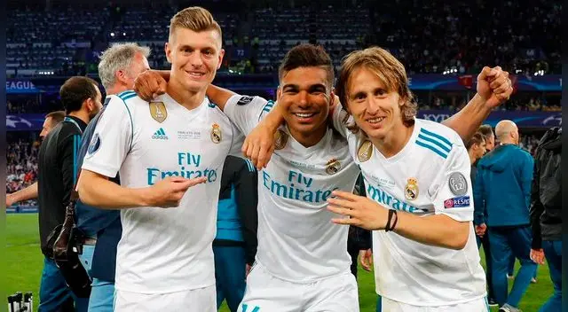 Toni Kroos, Casemiro y Luka Modric tras ganar el título de la Champions League 2018.