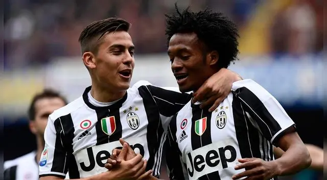 Argentina vs Colombia: Juan Cuadrado viste a Paulo Dybala con la camiseta del Tricolor [FOTO]