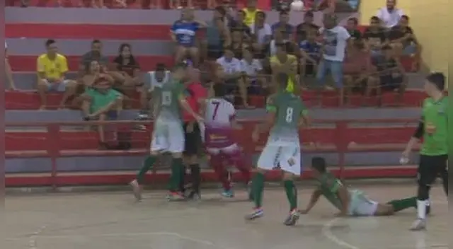 Árbitro de fútbol sala fue agredido brutalmente en Brasil y terminó con fractura en el cráneo. | Foto: Captura Árbitro de fútbol sala fue agredido brutalmente en Brasil y terminó con fractura en el cráneo. | Foto: Captura