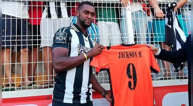 Jackson Martínez, durante su presentación como nuevo jugador del Portimonense. Jackson Martínez, durante su presentación como nuevo jugador del Portimonense.