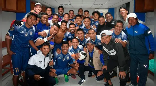 El plantel del Alfredo Salinas tras un triunfo en la Segunda División.