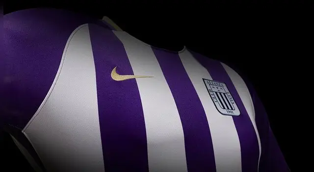Alianza Lima presentó la camiseta Blanquimorada que usará en todo octubre