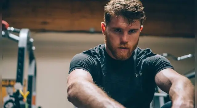 'Canelo' Álvarez es criticado en redes sociales tras exhibir sus tatuajes.