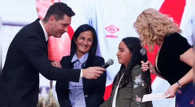 Esposa e hijas de Daniel Peredo hacen conmovedora donación a la Teletón [VIDEO]
