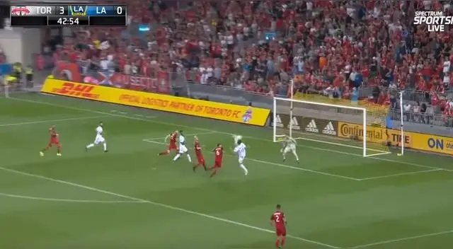 Zlatan Ibrahimovic anota un golazo acrobático que pasa a la historia en su carrera