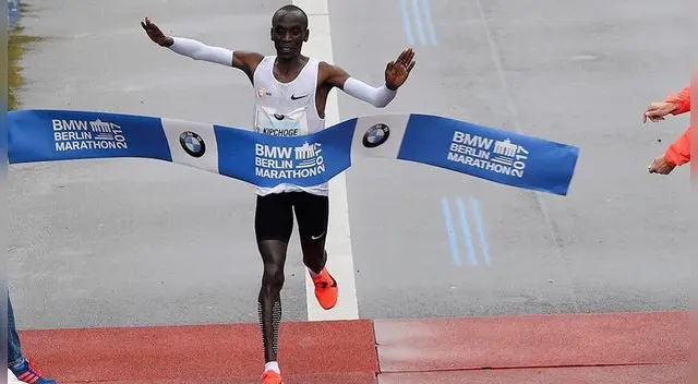 Eliud Kipchoge destrozó el récord mundial en la maratón de Berlin.