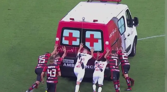 Jugadores de Flamengo y Vasco da Gama sacaron a ambulancia del campo a empujones [VIDEO] 