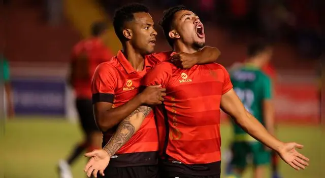 Paolo Fuentes, en compañía de Nilson Loyola, celebra su gol con Melgar a Sport Huancayo. Paolo Fuentes, en compañía de Nilson Loyola, celebra su gol con Melgar a Sport Huancayo.