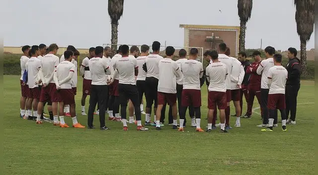 El plantel de Universitario hace pacto de compromiso para el Clausura.