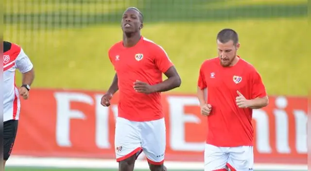Luis Advíncula se viene convirtiendo en una de las figuras del elenco de Vallecas. Luis Advíncula se viene convirtiendo en una de las figuras del elenco de Vallecas.