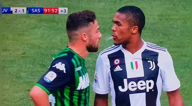 Di Frances y Douglas Costa durante el Sassuolo vs Juventus de la Serie A.