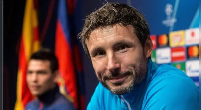 Mark van Bommel no tuvo otra opción que rendirse ante la magia de Lionel Messi. 