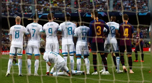 El técnico del PSV, Mark Van Bommel, explicó la razón de poner a un hombre arrodillado en el tiro libre del Barcelona.