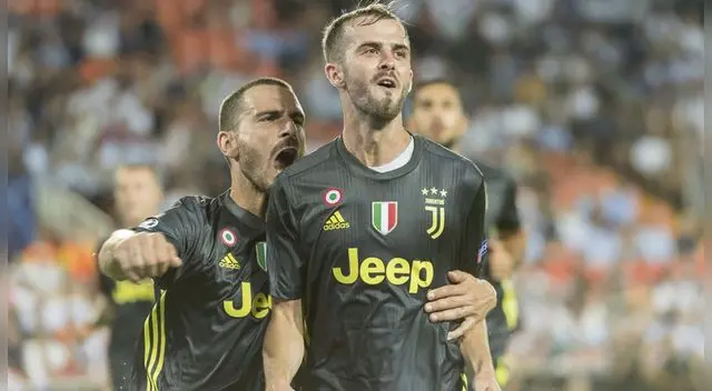 Juventus con Ronaldo expulsado venció 2-0 al Valencia por la UEFA Champions League. Juventus con Ronaldo expulsado venció 2-0 al Valencia por la UEFA Champions League.
