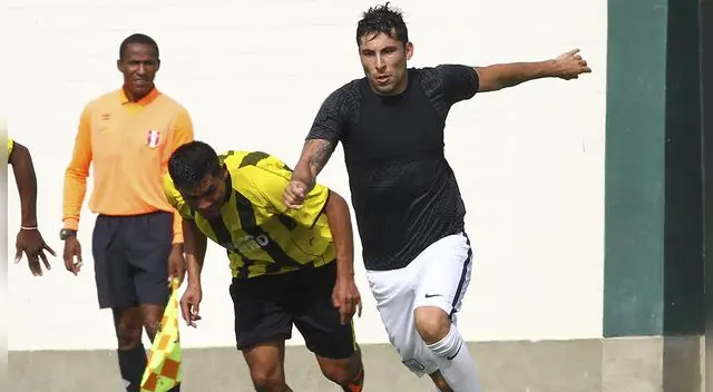 Mario Velarde, durante un amistoso con Alianza Lima.