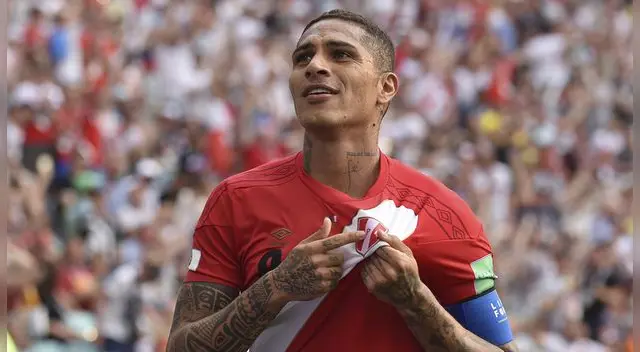 Paolo Guerrero celebra un gol con la Selección Peruana.