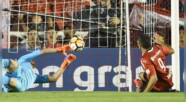 Franco Armani se luce con imposible atajada ante Independiente