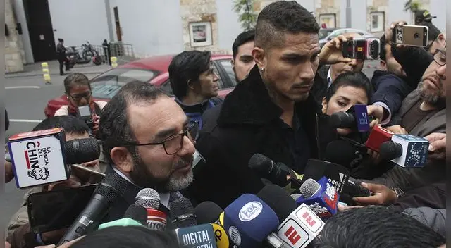 Julio García, junto a Paolo Guerrero, declarando a la prensa nacional.