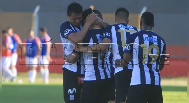 Los jugadores de Alianza Lima celebran uno de los goles ante Unión Comercio