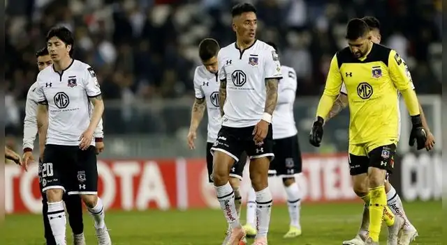 Los jugadores de Colo Colo lamentan la derrota ante Palmeiras.